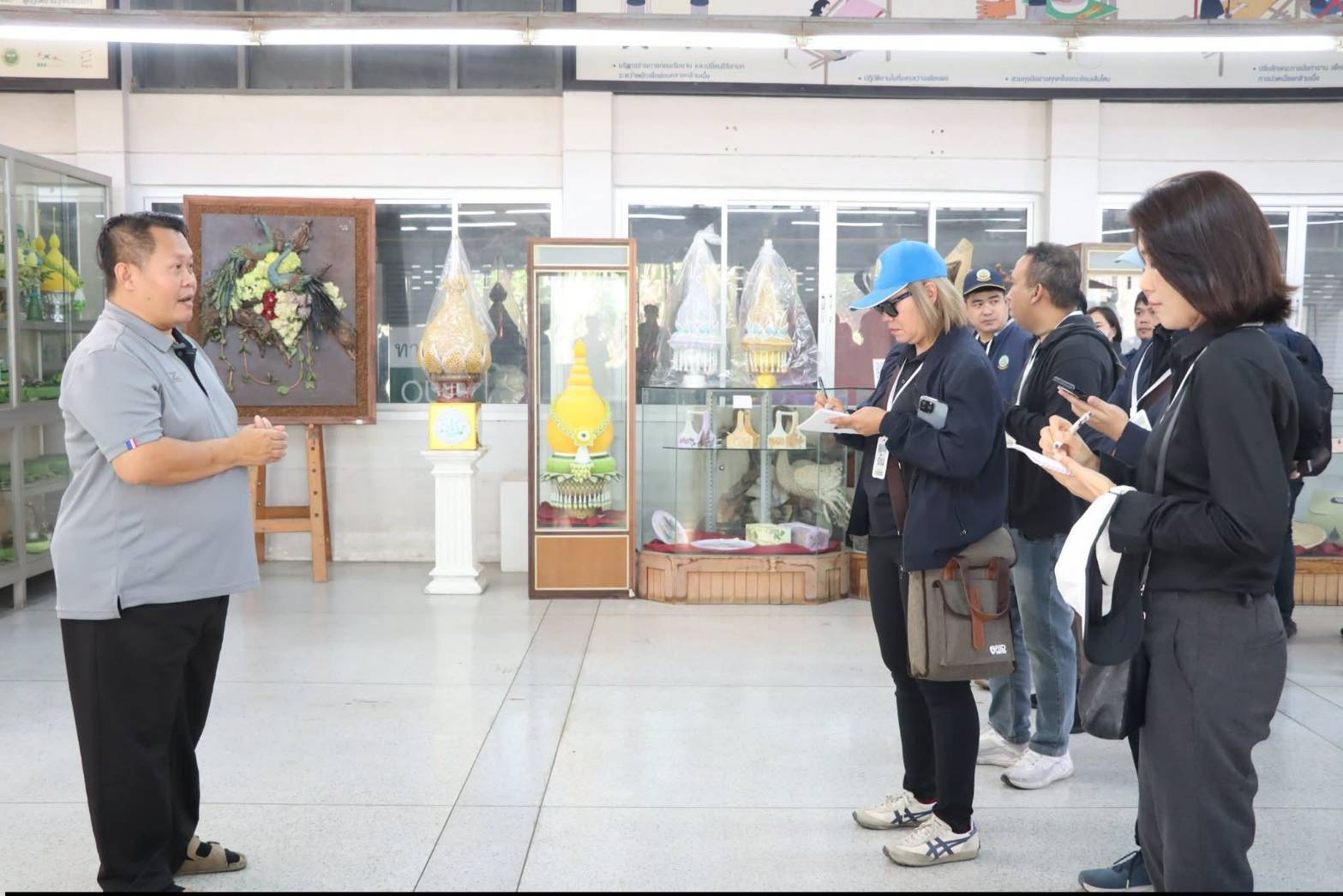 title - นางสาวสิริมา แจ้งกระจ่าง ผู้อำนวยการศูนย์ส่งเสริมและพัฒนาอาชีพเสริมนอกภาคการเกษตร ให้การต้อนรับบุคลากรในโครงการฝึกอบรมเชิงปฏิบัติการ หลักสูตรนักบริหารการชลประทานระดับต้น รุ่นที่ 30 ณ ศูนย์ส่งเสริมและพัฒนาอาชีพเสริมนอกภาคการเกษตร (ศูนย์ศิลปาชีพ บางไทรฯ (เดิม))